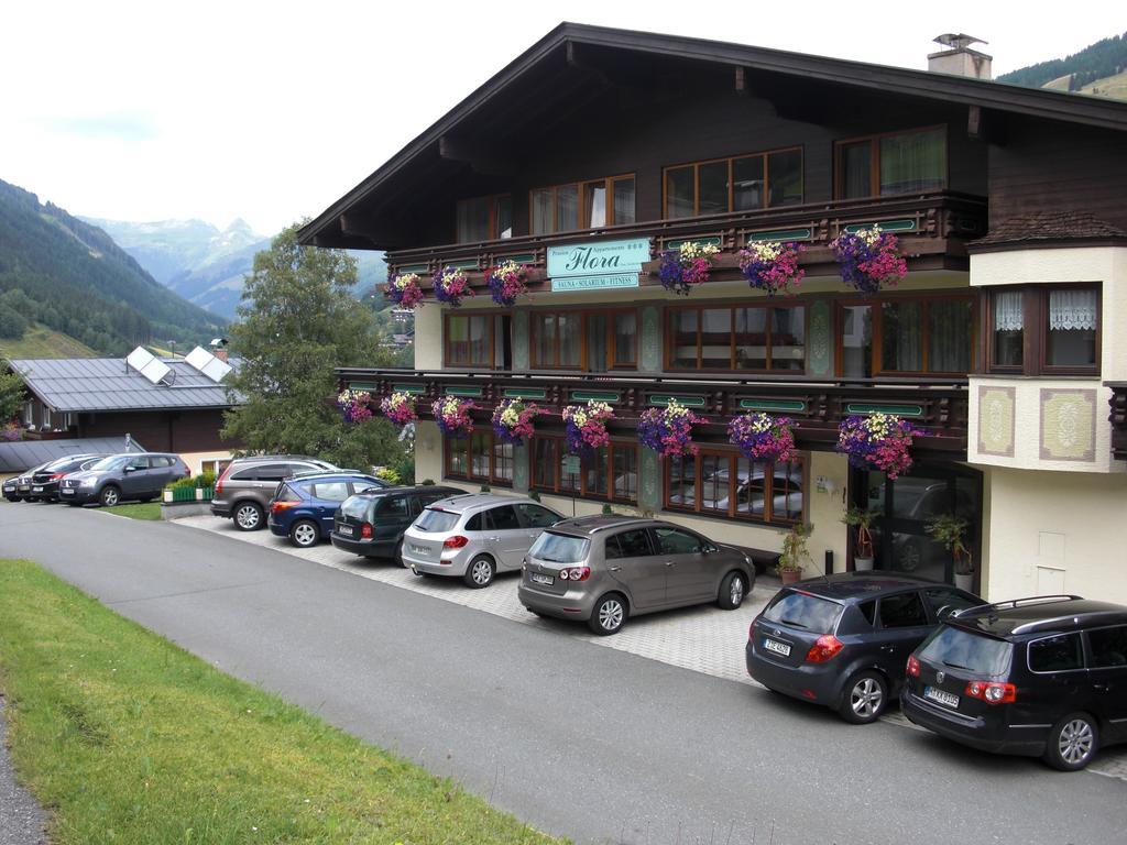 Hotel-Pension Flora Saalbach-Hinterglemm Buitenkant foto